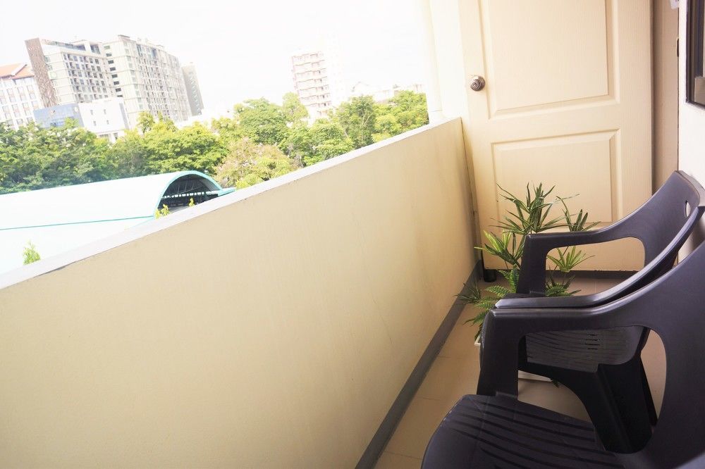 Cm City Hostel Chiang Mai Bagian luar foto