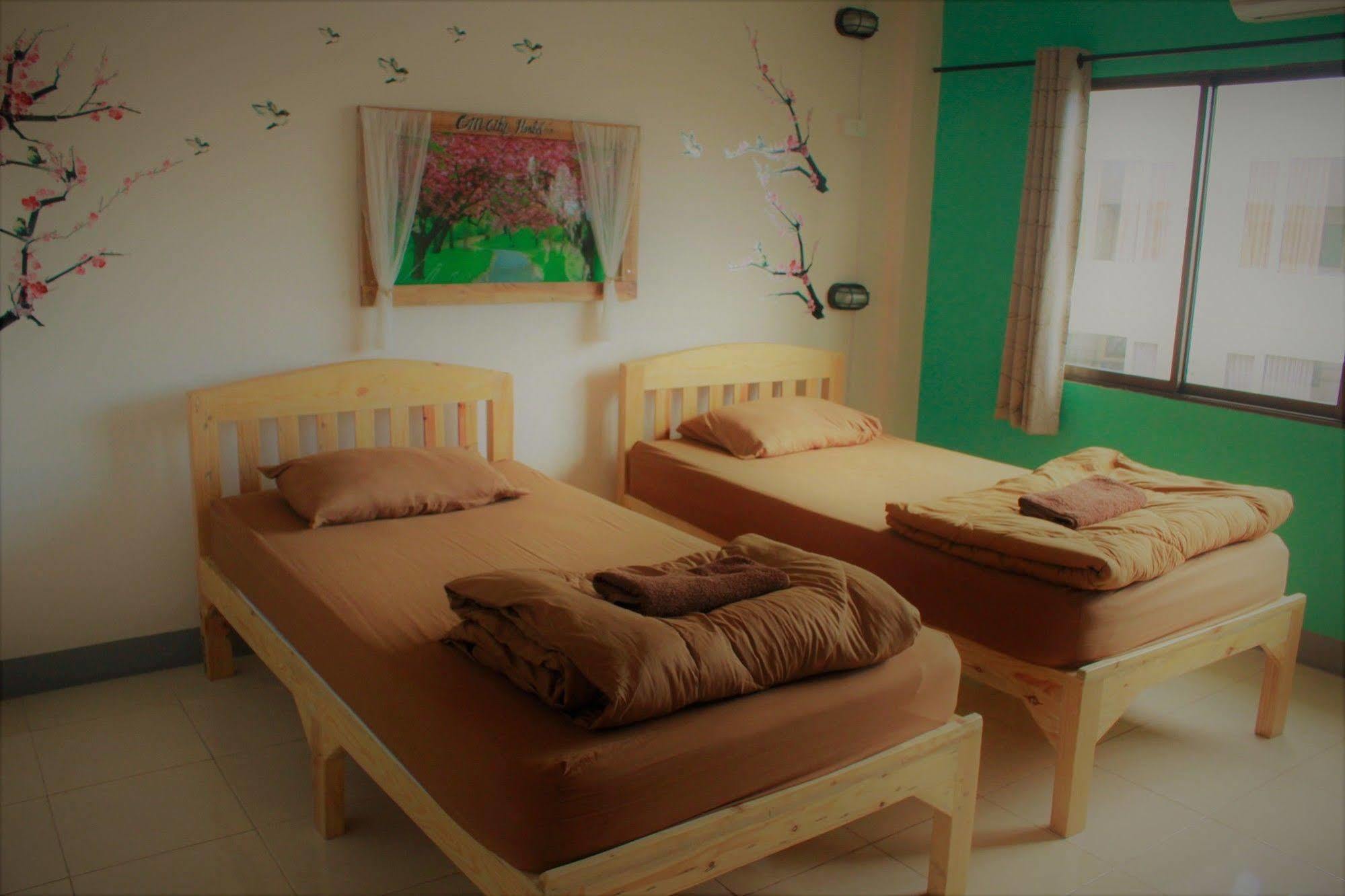 Cm City Hostel Chiang Mai Bagian luar foto