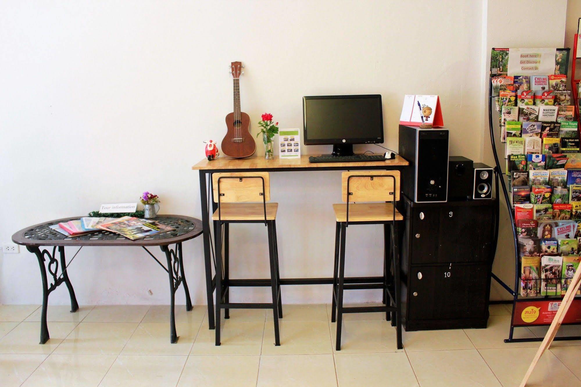 Cm City Hostel Chiang Mai Bagian luar foto